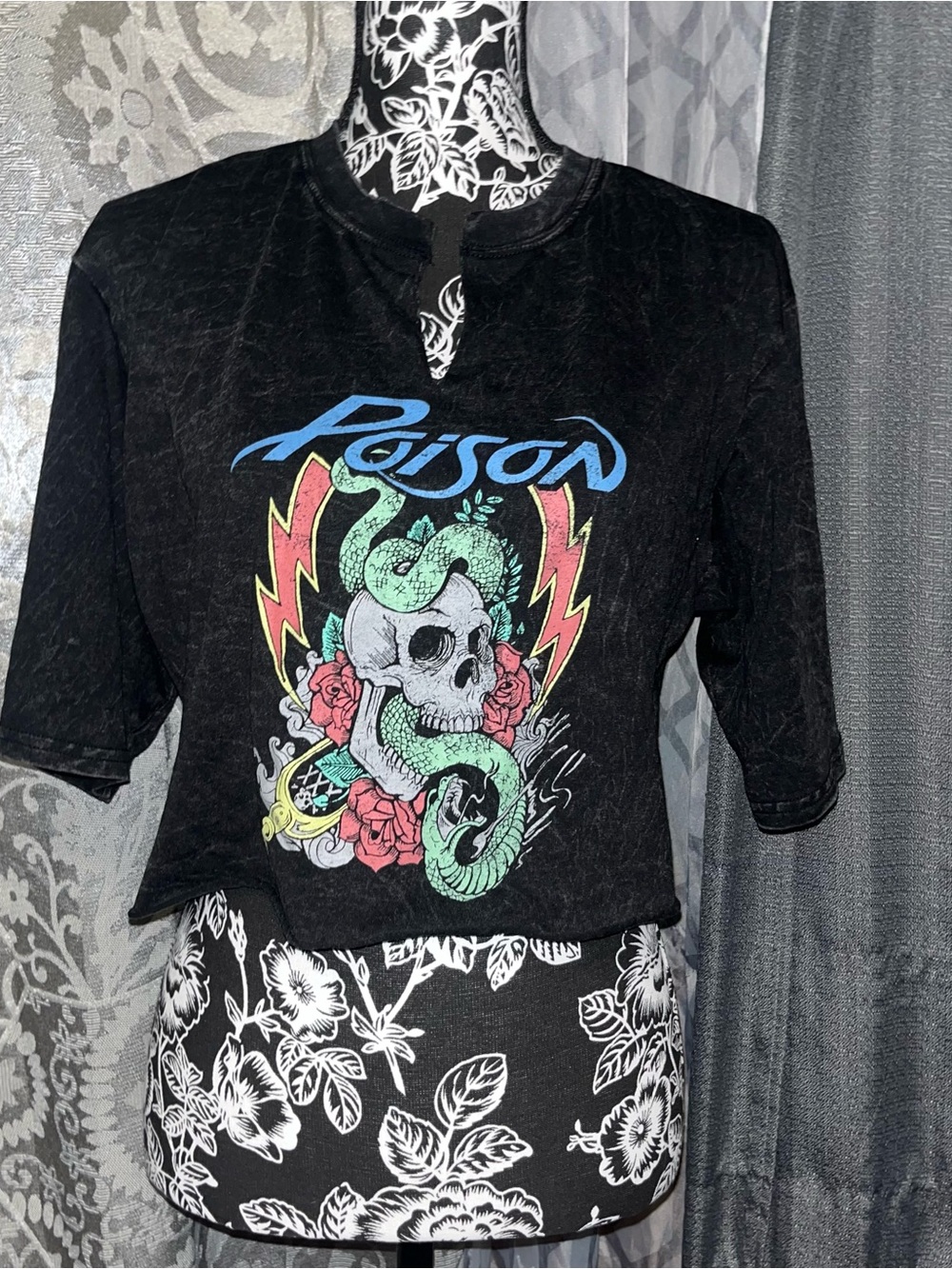 Poison Black Graphic Crop Tee with Snake Skull size small